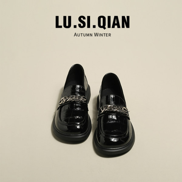 Eko bőrből készült női cipő fém elemekkel