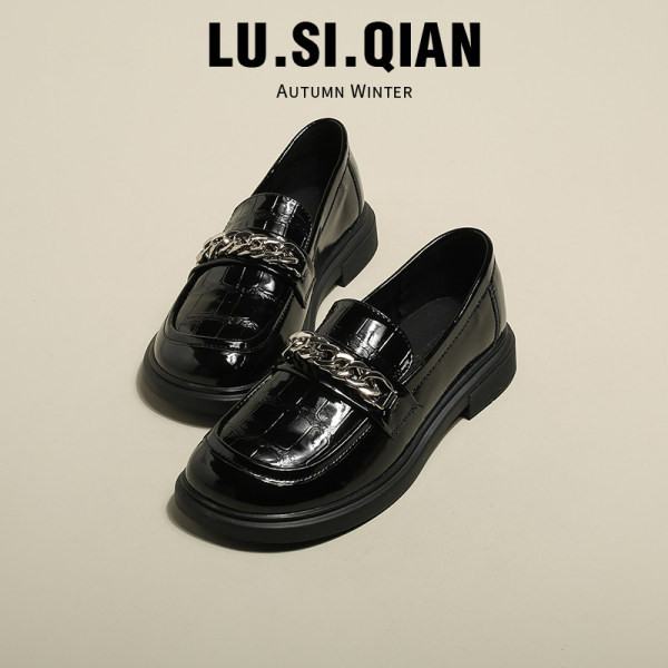 Eko bőrből készült női cipő fém elemekkel