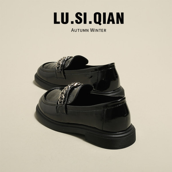 Eko bőrből készült női cipő fém elemekkel