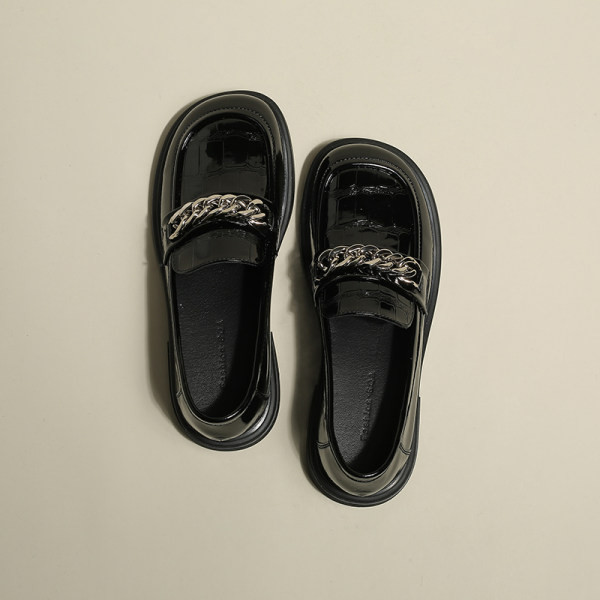 Eko bőrből készült női cipő fém elemekkel