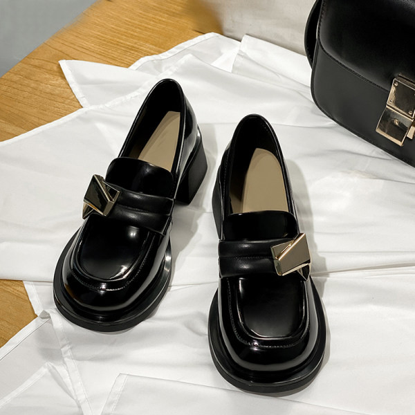 Sieviešu apavi - ar metāla elementu