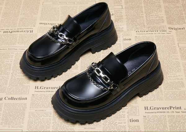 Női alkalmi modell cipő eko bőrből, fém elemekkel