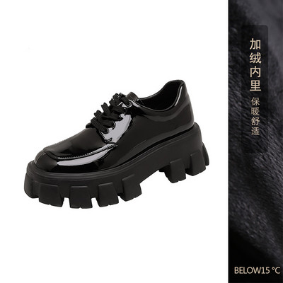 Durva talpú, fűzős női cipő