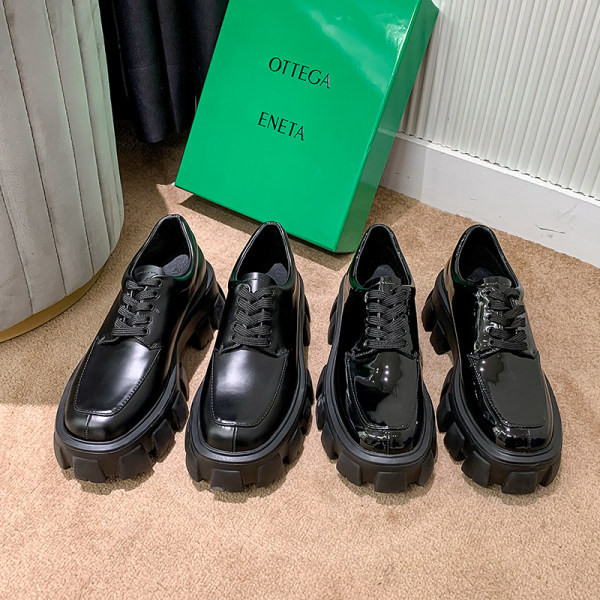 Durva talpú, fűzős női cipő