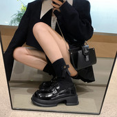 Mūsdienīgi sieviešu apavi ar raupju zoli – melnā krāsā