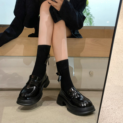 Mūsdienīgi sieviešu apavi ar raupju zoli – melnā krāsā