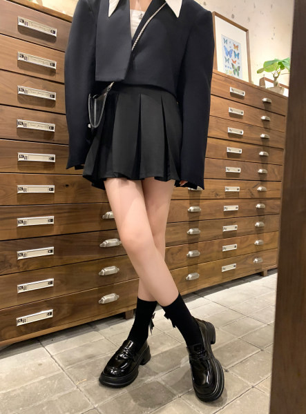 Mūsdienīgi sieviešu apavi ar raupju zoli – melnā krāsā