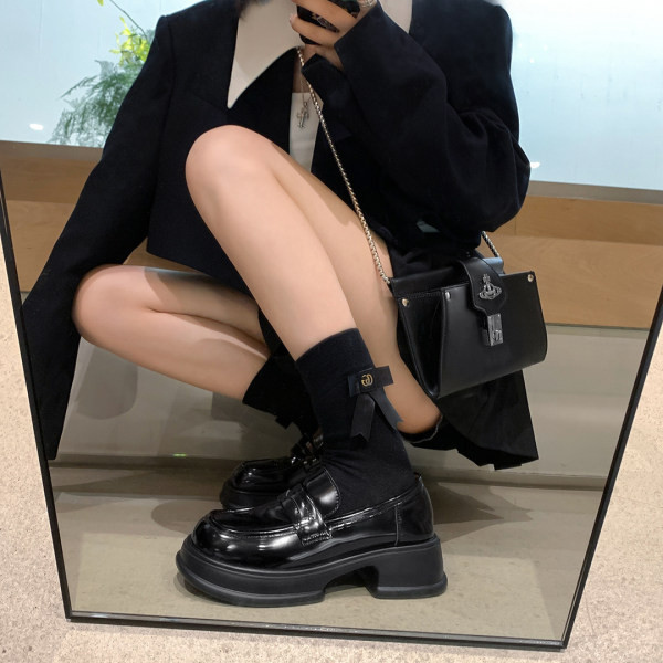 Mūsdienīgi sieviešu apavi ar raupju zoli – melnā krāsā