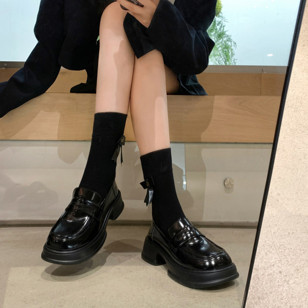 Mūsdienīgi sieviešu apavi ar raupju zoli – melnā krāsā