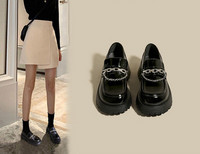 Sieviešu mokasīni - ar metāla elementiem