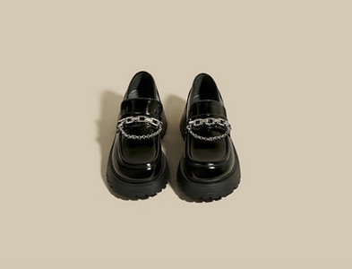 Sieviešu mokasīni - ar metāla elementiem