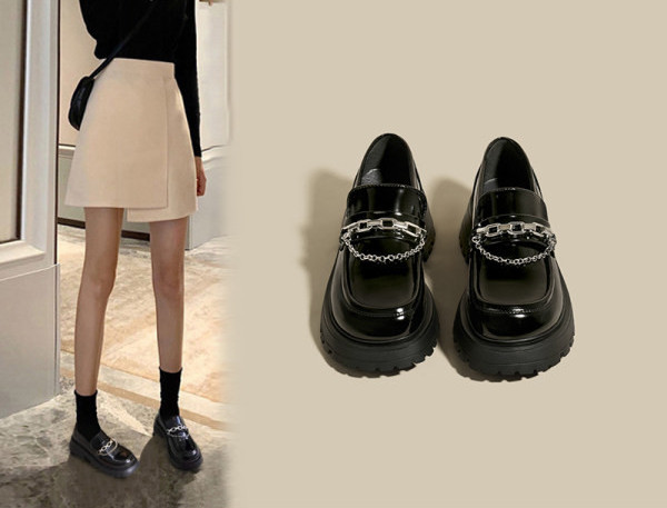 Sieviešu mokasīni - ar metāla elementiem