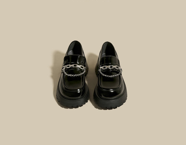 Sieviešu mokasīni - ar metāla elementiem