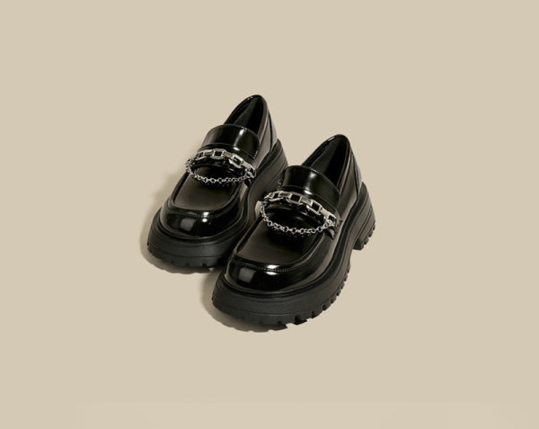 Sieviešu mokasīni - ar metāla elementiem