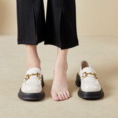 Hétköznapi női cipő modell fém elemekkel és béléssel