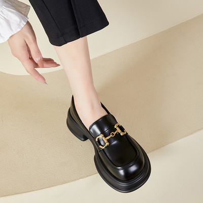 Hétköznapi női cipő modell fém elemekkel és béléssel