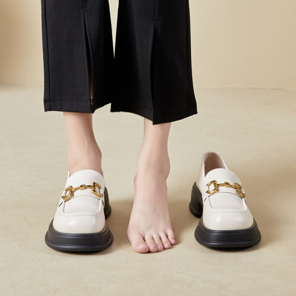 Hétköznapi női cipő modell fém elemekkel és béléssel