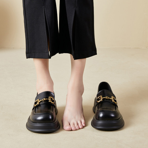 Hétköznapi női cipő modell fém elemekkel és béléssel