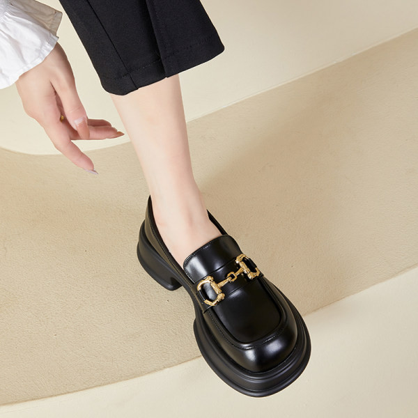 Hétköznapi női cipő modell fém elemekkel és béléssel