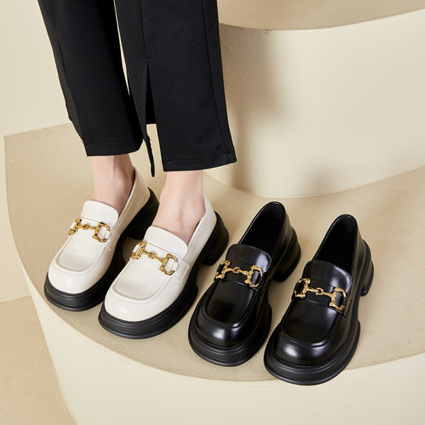 Hétköznapi női cipő modell fém elemekkel és béléssel