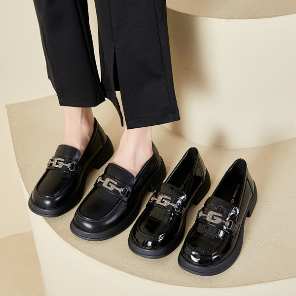 Divatos női cipő díszkövekkel