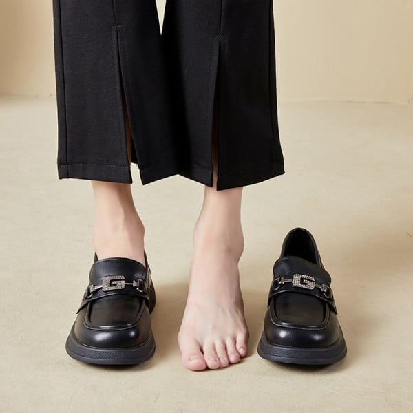 Divatos női cipő díszkövekkel