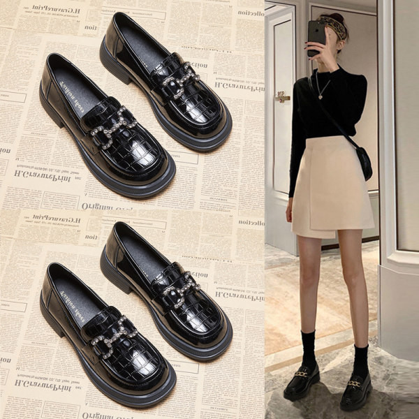 Fém csattal ellátott női bőr cipő