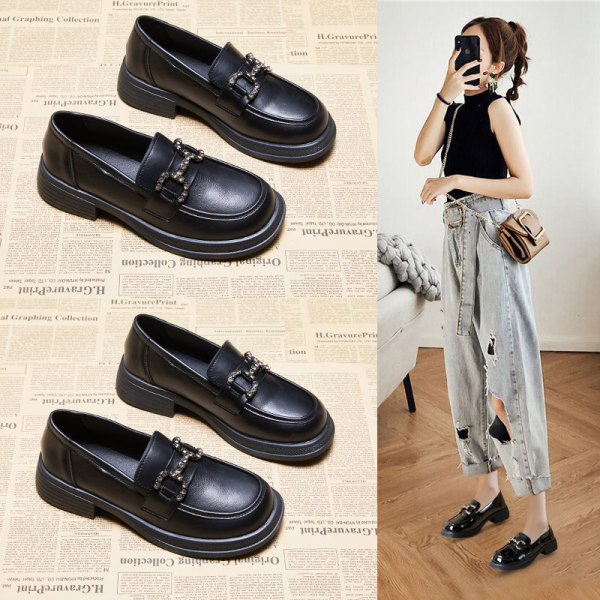 Fém csattal ellátott női bőr cipő