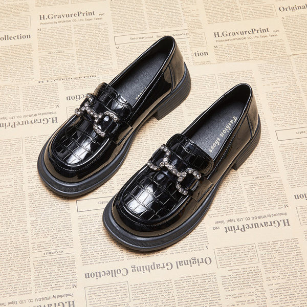 Fém csattal ellátott női bőr cipő