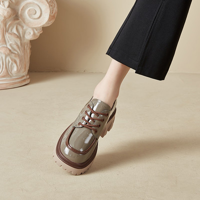 Női cipők hétköznapi modellje fűzővel és béléssel