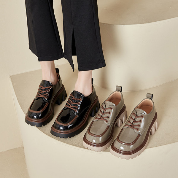 Női cipők hétköznapi modellje fűzővel és béléssel