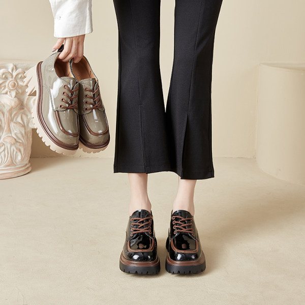 Női cipők hétköznapi modellje fűzővel és béléssel