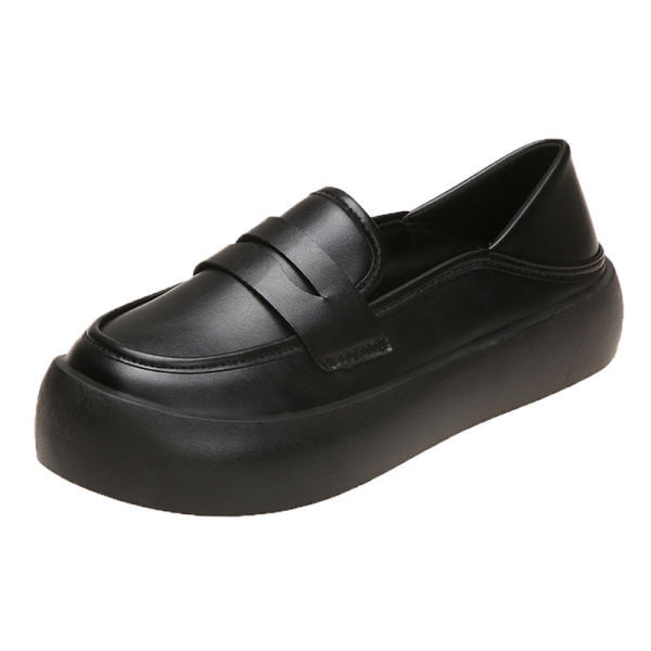 Eko bőrből készült, lapos talpú női cipők hétköznapi modellje