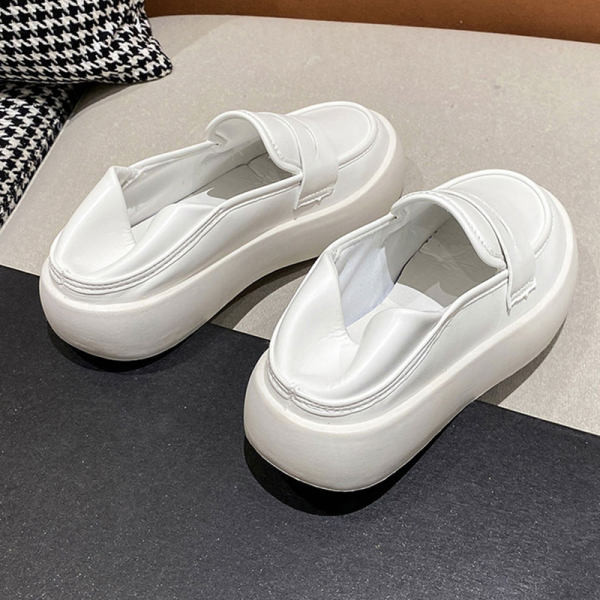 Eko bőrből készült, lapos talpú női cipők hétköznapi modellje