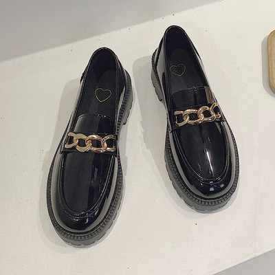 Μοντέρνα παπούτσια βρετανικού στυλ με μεταλλική αλυσίδα