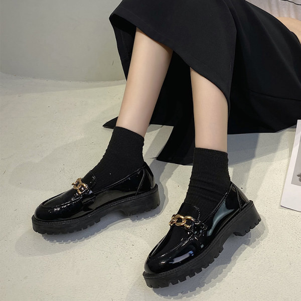 Μοντέρνα παπούτσια βρετανικού στυλ με μεταλλική αλυσίδα