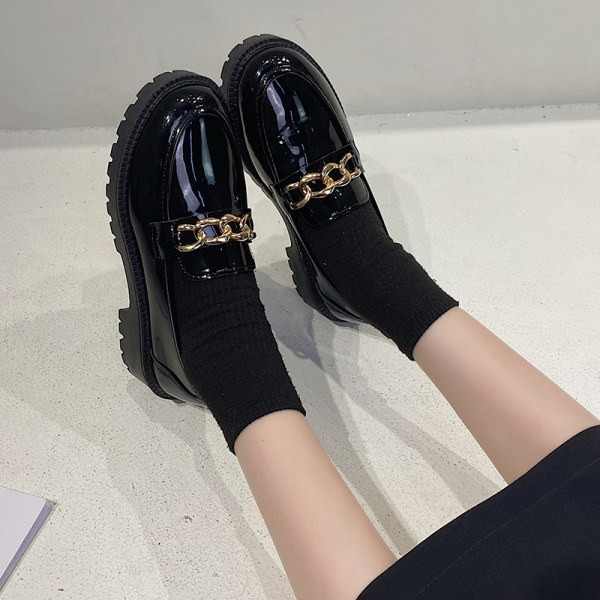 Μοντέρνα παπούτσια βρετανικού στυλ με μεταλλική αλυσίδα