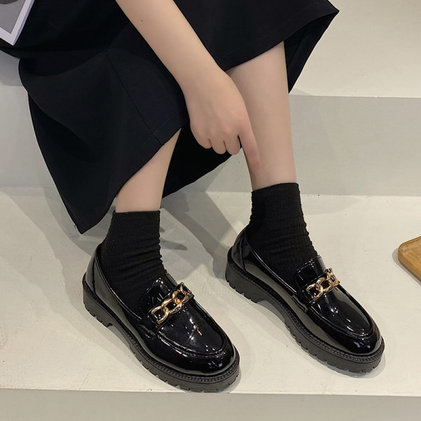 Μοντέρνα παπούτσια βρετανικού στυλ με μεταλλική αλυσίδα