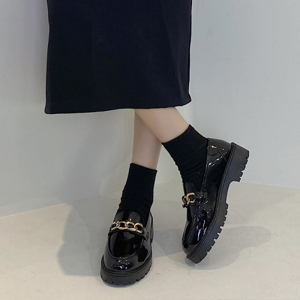 Μοντέρνα παπούτσια βρετανικού στυλ με μεταλλική αλυσίδα