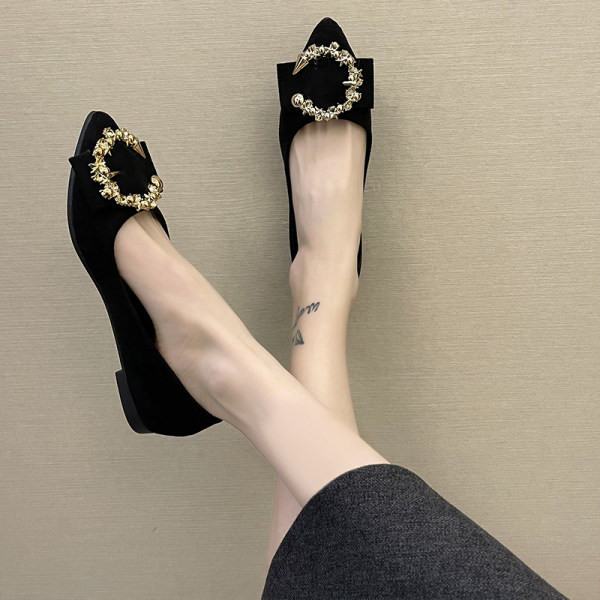 Női cipő csattal, különböző színekben