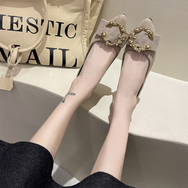 Női cipő csattal, különböző színekben