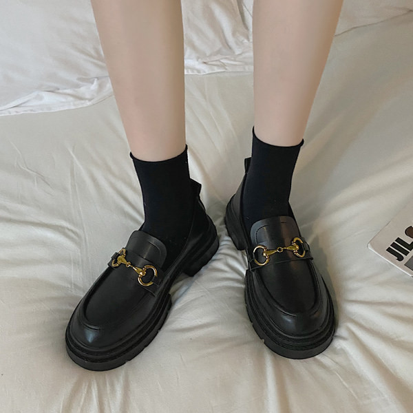 Naujo modelio moteriški batukai grubiu padu - juodos spalvos