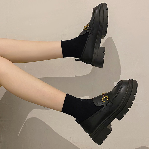 Naujo modelio moteriški batukai grubiu padu - juodos spalvos