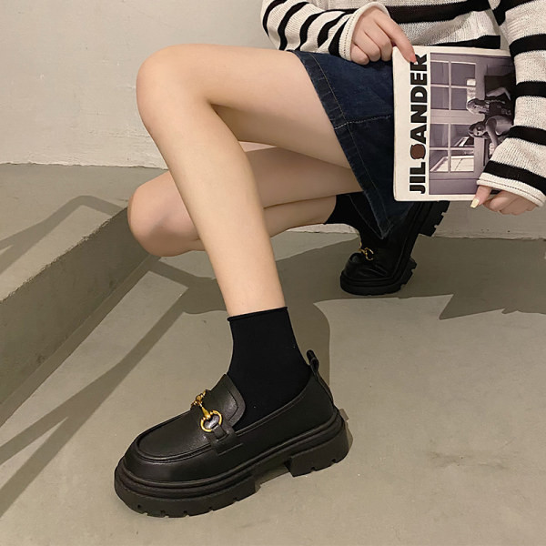 Naujo modelio moteriški batukai grubiu padu - juodos spalvos