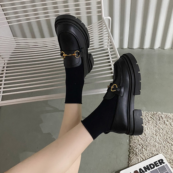 Naujo modelio moteriški batukai grubiu padu - juodos spalvos