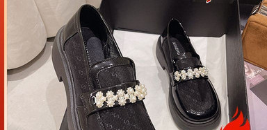 Γυναικεία μαύρα παπούτσια με πέρλες