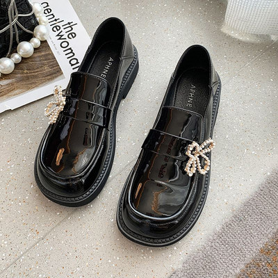 Madingi batai su dekoratyviniais perlais suapvalintais raštais