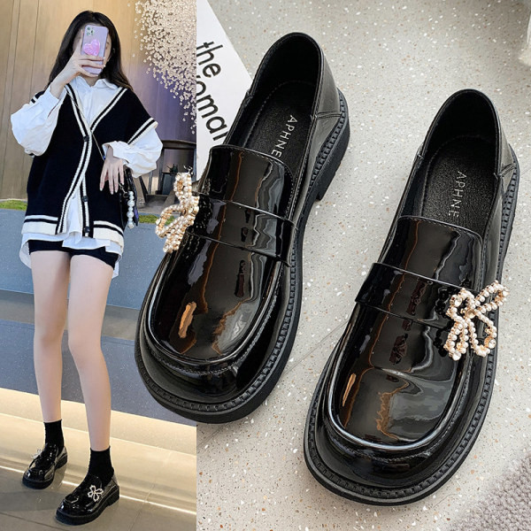 Madingi batai su dekoratyviniais perlais suapvalintais raštais