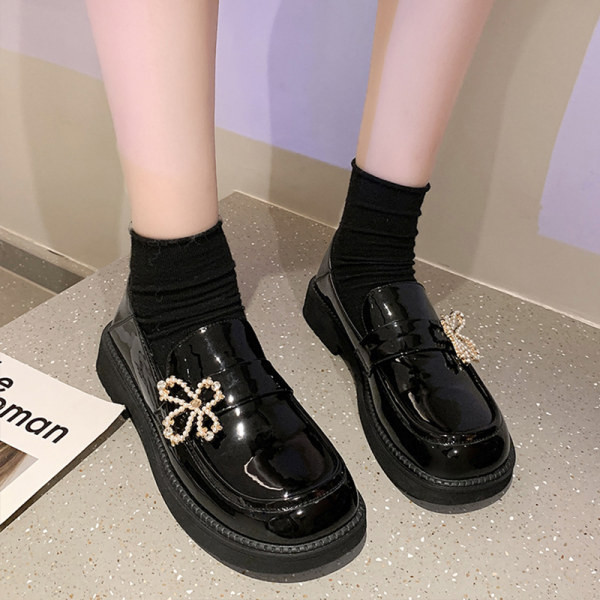 Madingi batai su dekoratyviniais perlais suapvalintais raštais