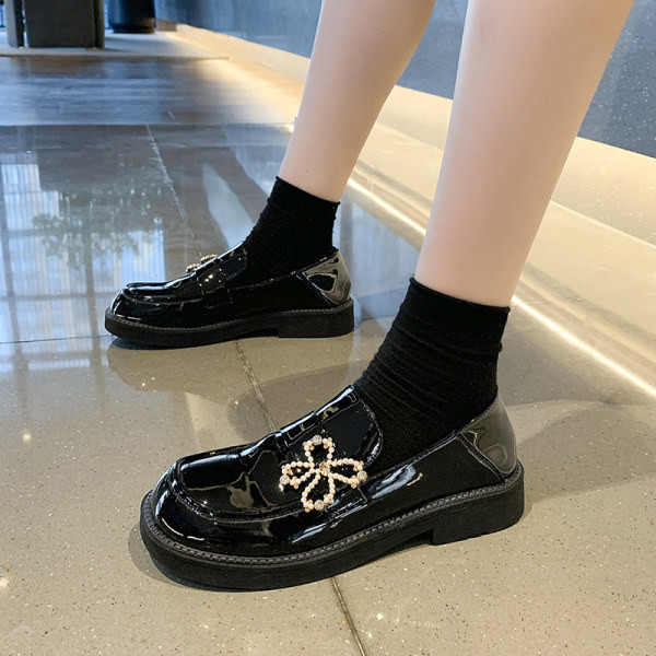 Madingi batai su dekoratyviniais perlais suapvalintais raštais